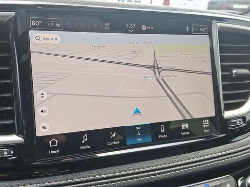 Used 2026 Chrysler Pacifica Select image 19