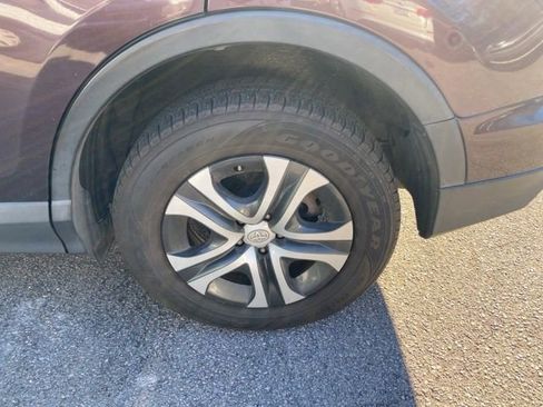 Used 2018 Toyota RAV4 LE w/ Carpet Mat Package image 22