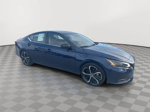 Used 2023 Nissan Altima 2.5 SR FWD image 3