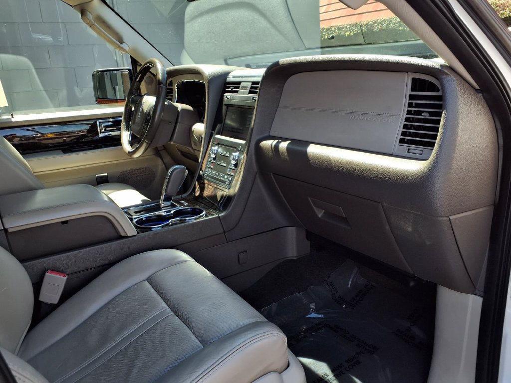 Used 2015 Lincoln Navigator 2WD image 33