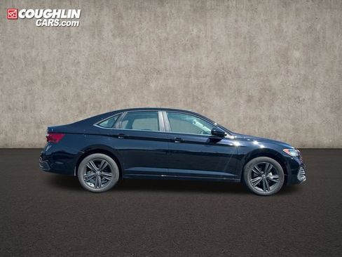 Used 2024 Volkswagen Jetta SE w/ Panoramic Sunroof Package FWD image 4