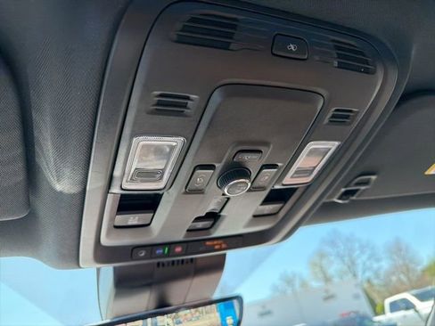 Used 2025 Chevrolet Suburban High Country AWD/4WD image 33