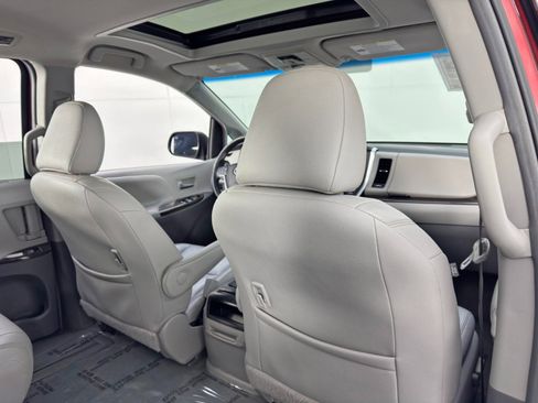Used 2016 Toyota Sienna XLE image 33