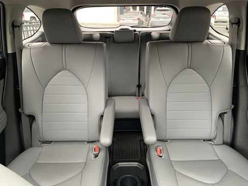 Used 2024 Toyota Highlander XLE image 32