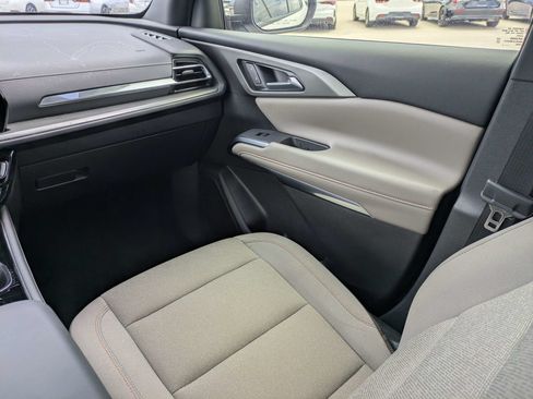 Used 2025 Chevrolet Traverse LT FWD image 20