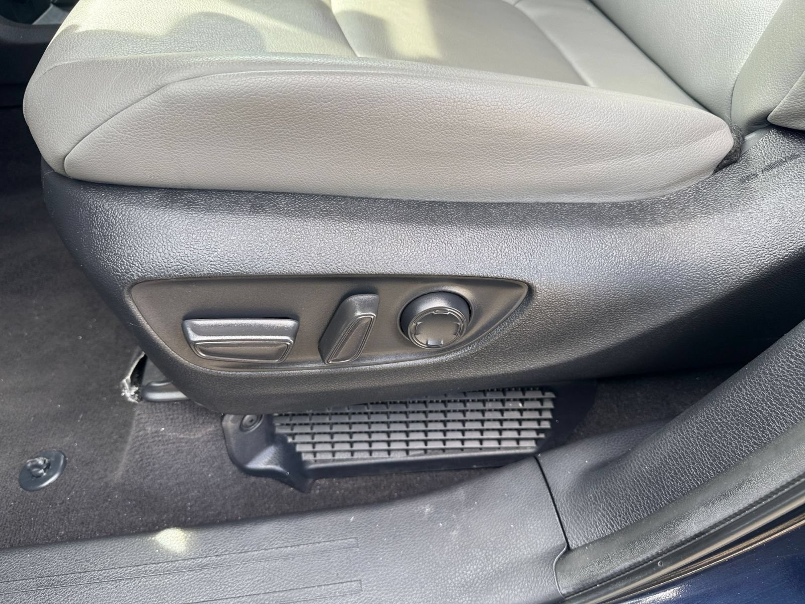 Used 2025 Toyota Sienna XLE FWD image 20