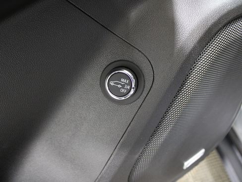 Used 2023 GMC Acadia SLT w/ Elevation Edition image 9