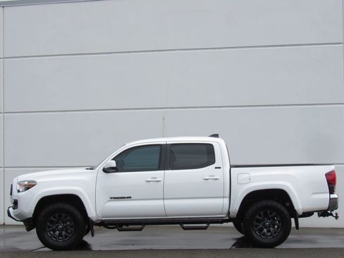 Used 2023 Toyota Tacoma SR5 RWD image 4