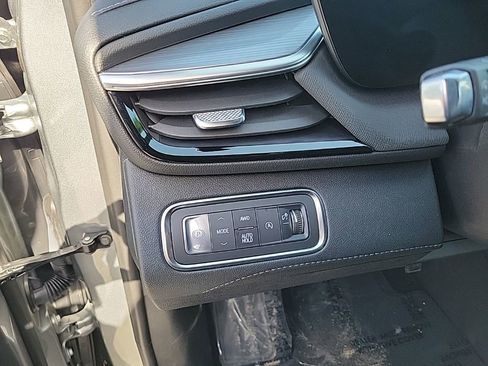 Used 2025 Buick Enclave Preferred image 7