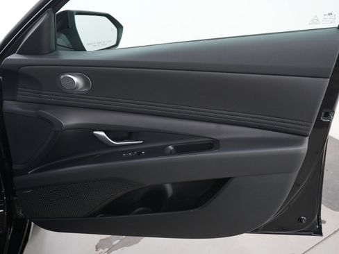 Certified 2025 Hyundai Elantra Limited FWD image 9