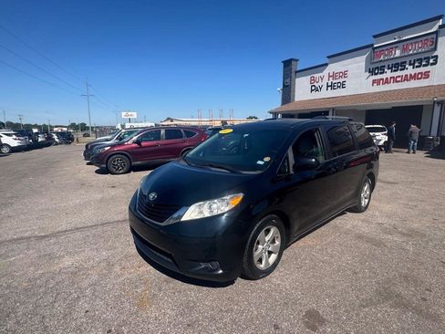Used 2017 Toyota Sienna LE FWD image 1