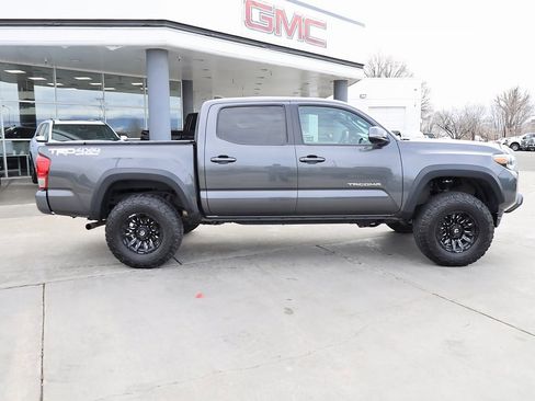 Used 2017 Toyota Tacoma TRD Off-Road image 7