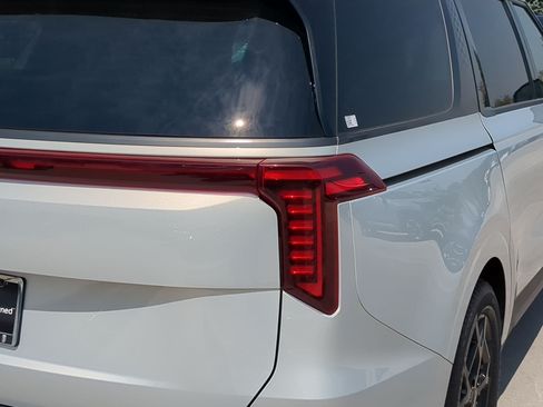 Certified 2025 Kia Carnival SX Prestige FWD image 11