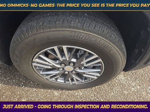 Used 2025 Chevrolet Traverse LT FWD image 9