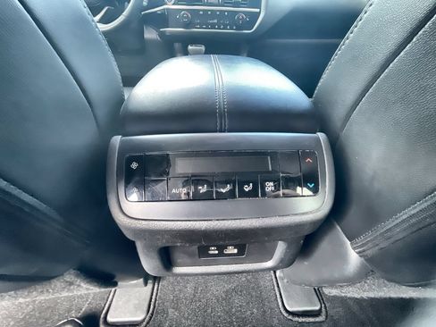Used 2023 Nissan Pathfinder SL FWD image 21