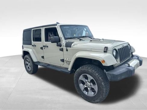 Used 2017 Jeep Wrangler Unlimited Sahara w/ Connectivity Group AWD/4WD image 3