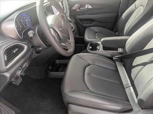 New 2026 Chrysler Pacifica Select image 4