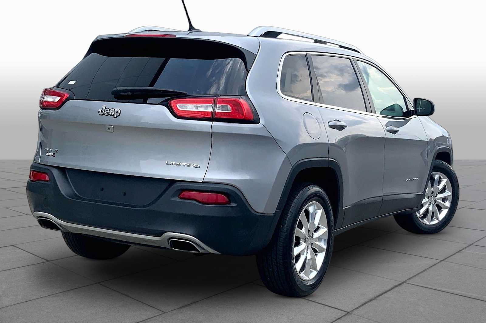 Used 2015 Jeep Cherokee Limited w/ Luxury Group AWD/4WD image 13