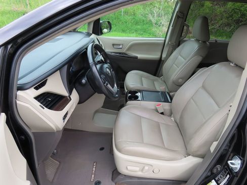 Used 2016 Toyota Sienna XLE w/ XLE Navigation Package FWD image 26