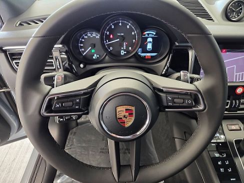Certified 2026 Porsche Macan AWD/4WD image 17