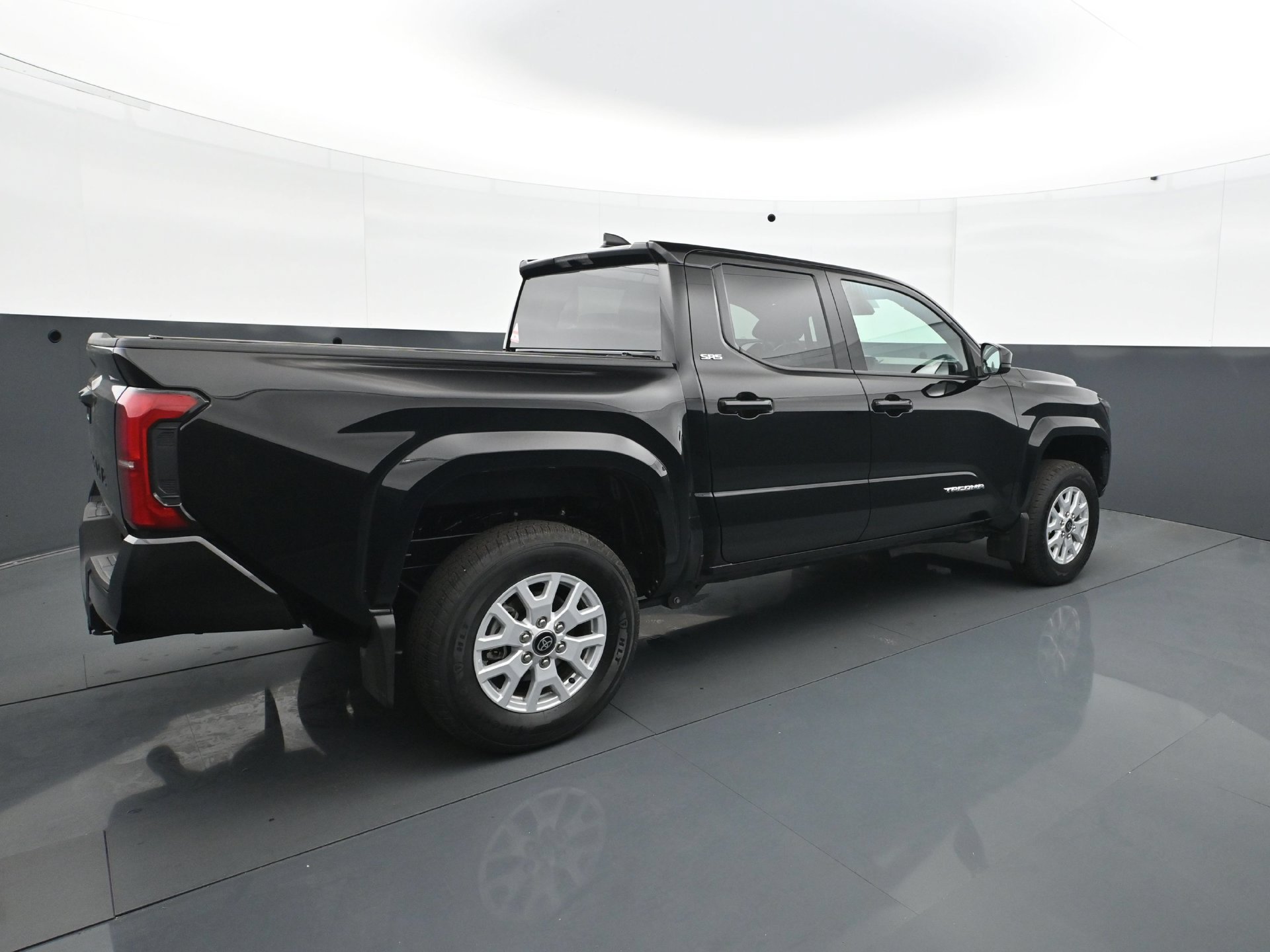 Used 2025 Toyota Tacoma SR5 AWD/4WD image 7