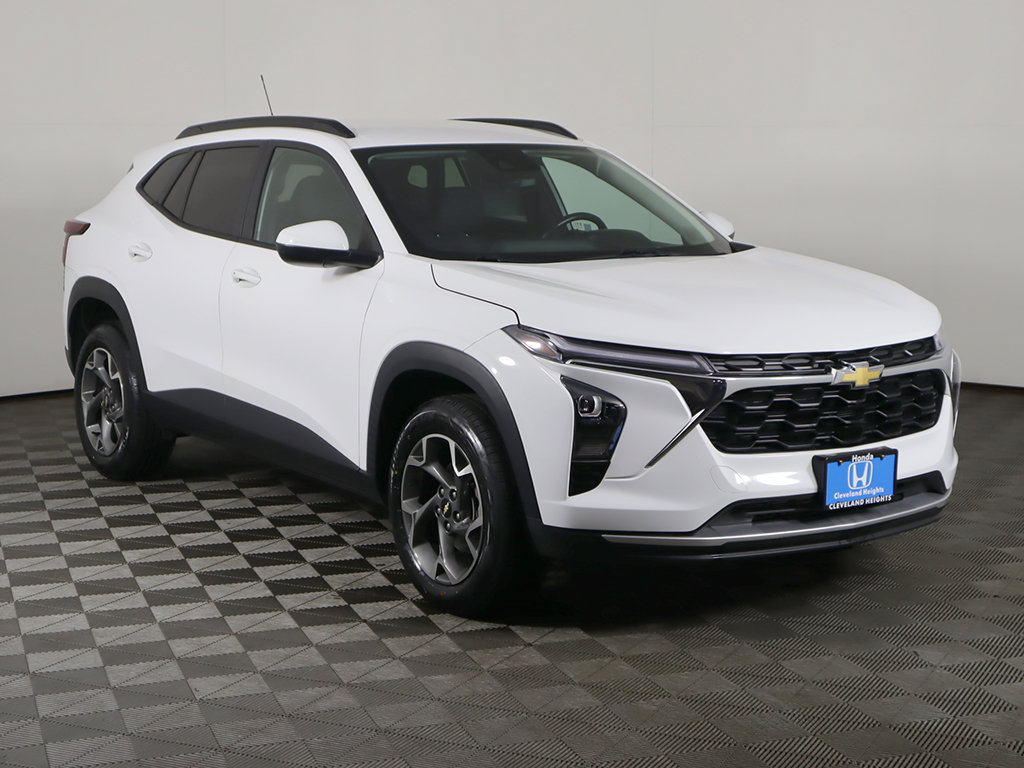 Used 2024 Chevrolet Trax LT w/ LT Convenience Package FWD image 2