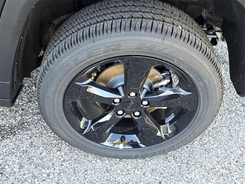 New 2025 Jeep Grand Cherokee Altitude image 32