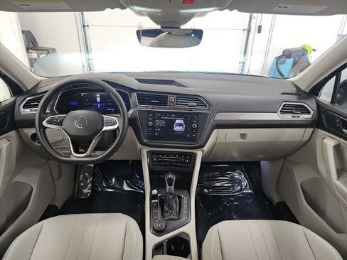 Used 2023 Volkswagen Tiguan SE w/ Panoramic Sunroof Package AWD/4WD image 31