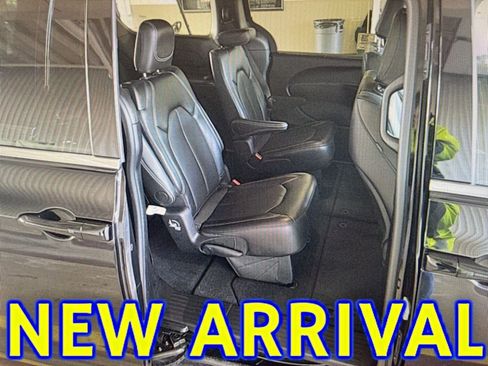 Used 2025 Chrysler Pacifica Select image 7