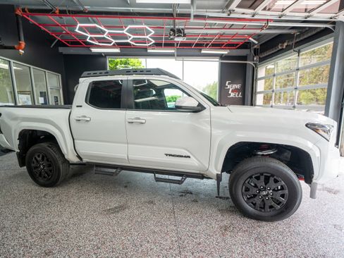 Used 2025 Toyota Tacoma SR5 AWD/4WD image 5