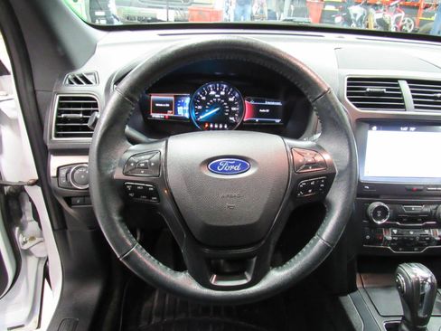Used 2018 Ford Explorer XLT w/ Equipment Group 202A AWD/4WD image 19