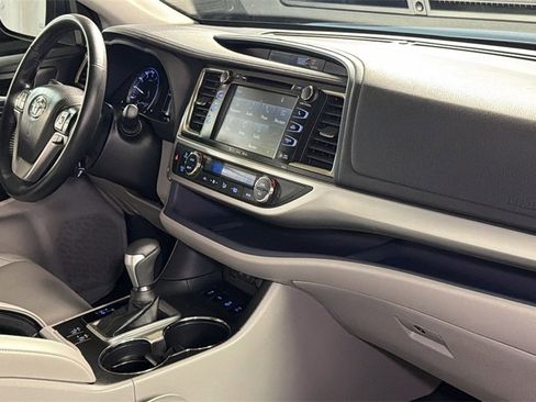Used 2017 Toyota Highlander XLE image 11
