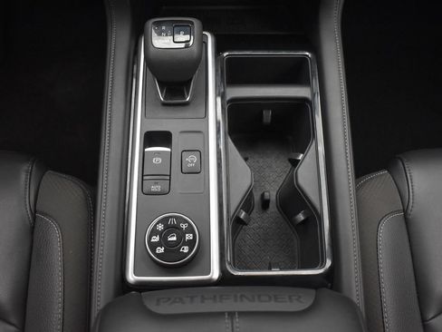 Used 2025 Nissan Pathfinder SL AWD/4WD image 29