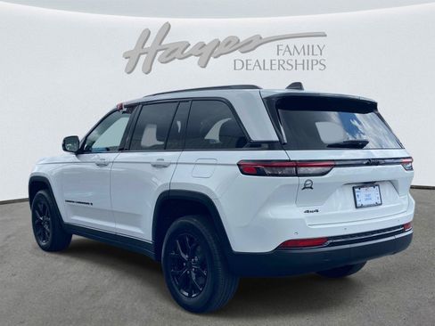 Used 2024 Jeep Grand Cherokee Altitude AWD/4WD image 8