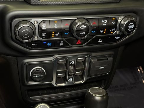 Used 2023 Jeep Wrangler Unlimited Sahara w/ Cold Weather Group AWD/4WD image 28