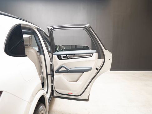 Certified 2023 Porsche Cayenne S Platinum AWD/4WD image 40