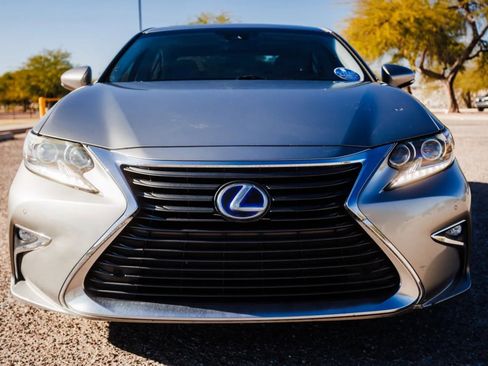 Used 2017 Lexus ES 300h w/ Luxury Package image 2