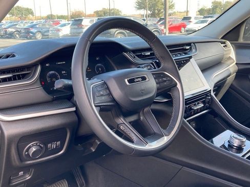 Used 2023 Jeep Grand Cherokee Laredo image 9