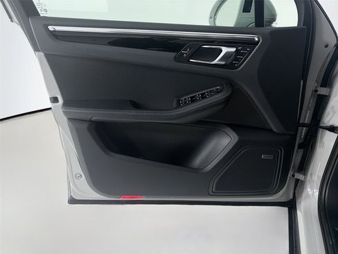 Certified 2025 Porsche Macan image 6