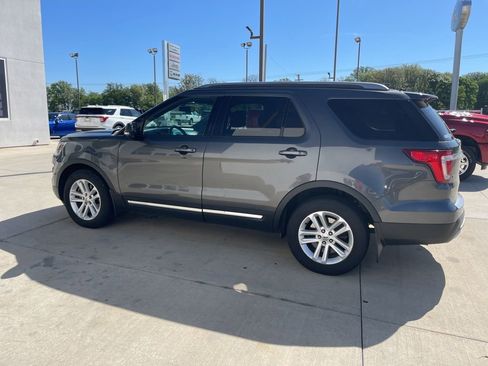 Used 2016 Ford Explorer XLT w/ Equipment Group 202A FWD image 2