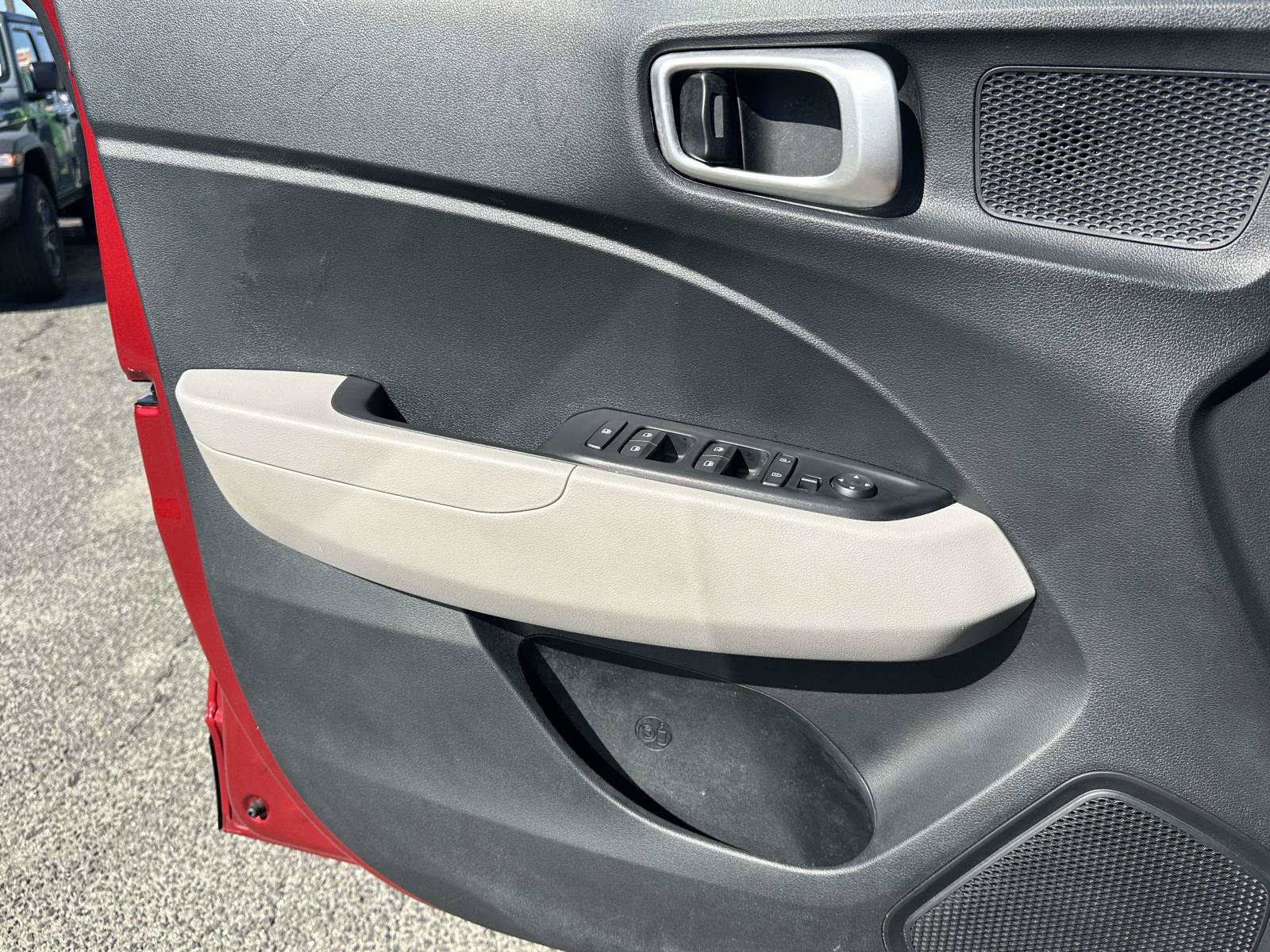 Used 2025 Hyundai Venue SEL FWD image 23