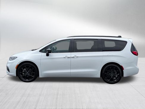 Used 2025 Chrysler Pacifica Limited FWD image 4