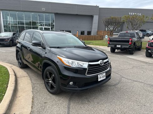 Used 2016 Toyota Highlander XLE image 3