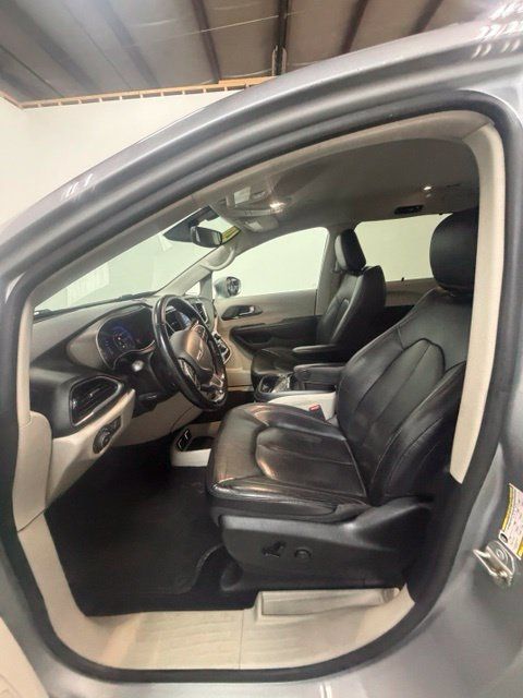 Used 2020 Chrysler Pacifica Touring-L FWD image 14