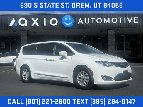 Used 2017 Chrysler Pacifica Touring-L FWD image 1
