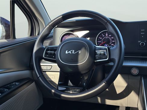 Used 2024 Kia Carnival LX FWD image 19