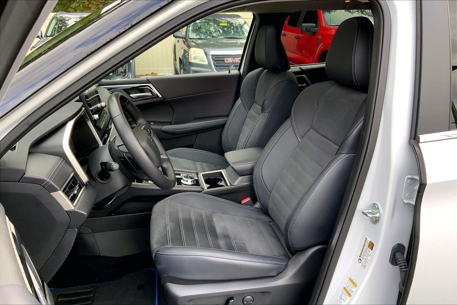 Used 2025 Mitsubishi Outlander 4WD Plug-In Hybrid image 27