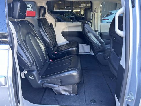 Used 2024 Chrysler Pacifica Touring-L image 15