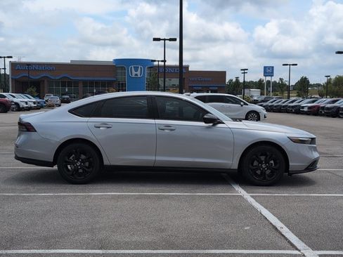 Certified 2025 Honda Accord SE image 4