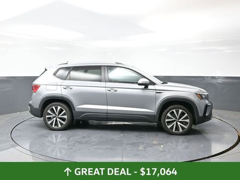 Used 2024 Volkswagen Taos SE image 2